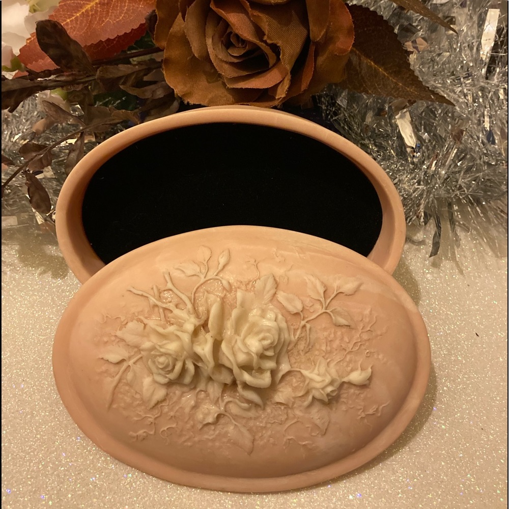 VINTAGE BEAUTIFUL BLUSH & CREAM COLOR INCOLAY OVAL LINED TREASURE BOX- EUC